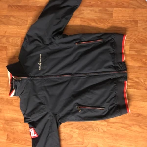 Sail racing jacka storlek medium - Sail racing jacka storlek medium men kan passa en small då den på gränsen på mig i längd. Men annars riktigt skön jacka då det är fodrat i så man håller sig varm. Funkar perfekt till vår och höst. Använd ett par gånger men fortfarande i fint skick. Nypris ligger mellan 2000-2500