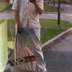 Vita byxor - Super fräscha vita byxor från Zara (herr) i storlek 40! Passar mig superbra som har storlek M vanligtvis 🌟 skriv till mig för fler bilder! Betalning via swish 🙌