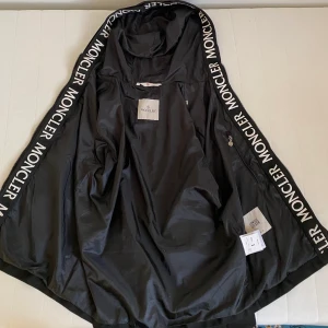 moncler - Den är M storlek. Nästan ny köpte den för 2000kr