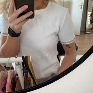 Zara Tröja - Lite tjockare t-shirt med diamant detaljer, storlek M men passar mig som S😍