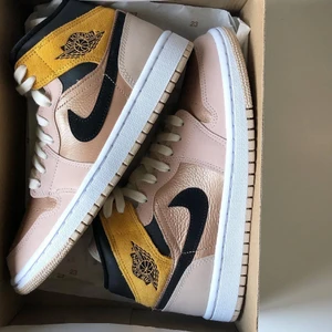 Jordans storlek 38 - Säljer mina Jordans! Används alldeles för få gånger så skorna är i bra skick. Köparen står för frakten, kan även hämtas/mötas upp i Stockholm. Pris kan diskuteras vid snabb affär ☺️