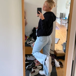 Rowe jeans - Skitsnygga jeans från weekday i modellen rowe. Färgen är såå fin och de sitter som en SMÄCK, men är tyvärr för små för mig i midjan💗 köparen står för frakt🥰🥰