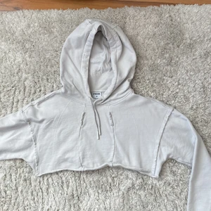 Gymshark cropped hoodie grå - • Gymshark cropped hoodie i grått. Stl M. Använd en gång • 