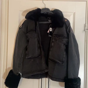 Jeansjacka med fuskpäls - Säljer denna fina vårjacka ifrån boohoo💕 Den är helt ny. Säljer pga att jag inte riktigt passade i den. Stl 34 men lite oversized i storleken! Nypris är 990 men buda ifrån 420+ 70kr frakt. Köp direkt för 510+ frakt!!💕Skulle säga att den passar alla med storleken S-M. Skriv privat för frågor eller för fler bilder! BUDET LIGGER JUST NU PÅ 490kr + frakt💕❗️JACKAN FINNS FORTFARANDE KVAR OCH DEN ÄR INTE SÅLD❗️