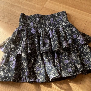 Kappahl kjol - Säljer min jätte finna Kappahl kjol💜.Säljer på grund av att den inte kommer till användning.<3Den finns inte kvar på hemsidan och den är storlek 146-152. Men den är väldigt stretchig så den passar väldigt bra i midjan och så.💚 Köpte för 350kr 