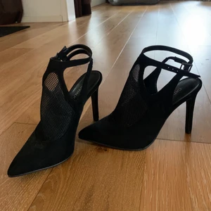 Klackar med nät - Super balla klockar med nät där fram! Strl 38! Nyskick!❤️