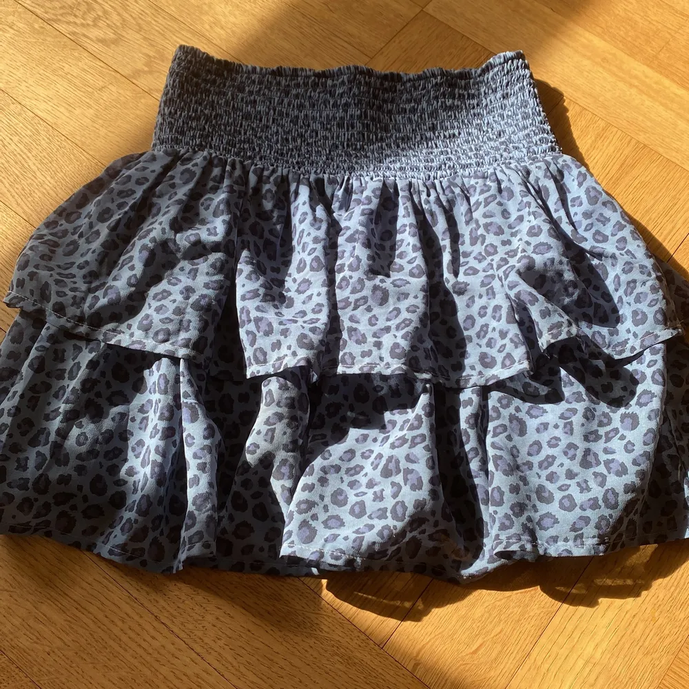 Säljer min jätte finna Kappahl kjol för den inte kommer till användning.<3 Jag har bara använt den några få gånger. Storleken är 146-152💙Köpte för kanske 350kr men säljer för 200kr .Kan kanske gå ner i pris💙 Tror inte den finns kvar på hemsidan.<3. Kjolar.