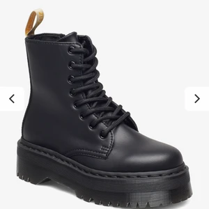 Dr Martens av veganskt läder(storlek 39) - Super snygga Dr Martens av veganskt läder! Dom är endast använda ett fåtal gånger eftersom dom tyvärr är i fel storlek. Går självklart att prova dom innan köp om du bor i Stockholm och kan komma hem till mig på Sveavägen, annars skickar jag via post och tar ej emot någon retur. 