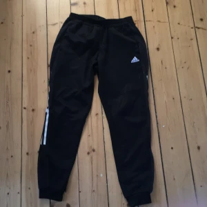 Adidas - Dessa Adidasbyxor är 2 år gammal, de är knappt användna. De är mjuka och sköna att ha på sig. Man kan träna i dom och ha det som vardagsbyxor. Om man vill ha bilder på skriv privat.