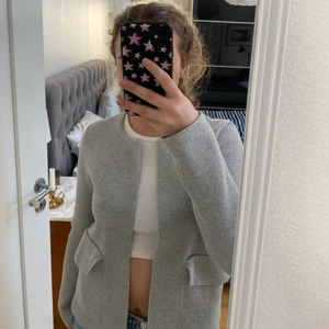 Kofta/jacka Gina tricot - Kofta/jacka från Gina tricot perfekt på våren nu! Storlek xs men pasaar både xs och s skulle jag säga💓 250 kr + frakt!