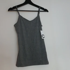 Cubus linne och H&M leggings - Cubus linne, grå, storlek M och H&M leggings, svarta, storlek M. Oanvända. Linne + leggings för 40 kr.