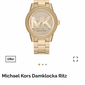Michael kors äkta  - Har denna klocka på fotot i samma guld färg. Oanvänd och äkta.Fick den av mitt ex i present och vill inte ha kvar den för jag använder ändå inte klockor. Peks går att diskutera vid snabb affär. Dottern har haft sönder kameran på min telefon så därav bilden. Kostade över 3599kr när han köpte den. 