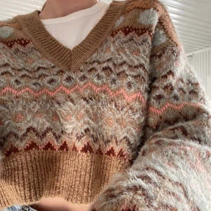 Stickad tröja - Väldigt fin tröja från Zara🌸 Köpt här på Plick (helt ny, med lappen kvar) men har bara använt 1-2 ggr tyvärr. Nyskick! Säljer för 160 kr + frakt😚 Skriv för fler bilder!