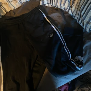 Adidas joggers - Joggers från adidas i nyskick 