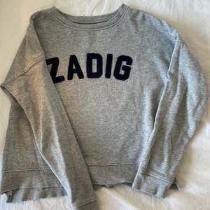 Jätte fin tröja från Zadig & Voltaire i bra skick men lite nopprig på trycket men annars bra skick.  Trycket är i mörkblå/svart 