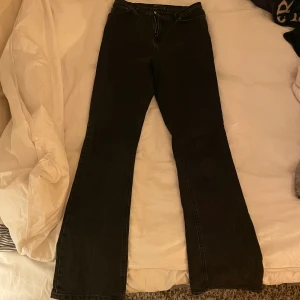 Bootcut jeans  - Säljer dessa svarta bootcut jeans från Asos! Storlek 30/36 , kan mötas upp i stockholm / köparen står för frakt 💗