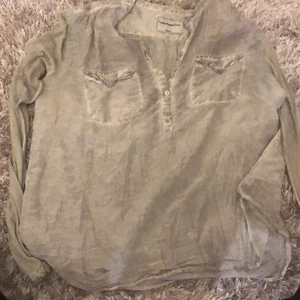 En blus/skjorta i strl L - En blus / skjorta i strl L. Den har ett litet hål längst ner och lite fläckar på ärmarna. Men annars är den fin