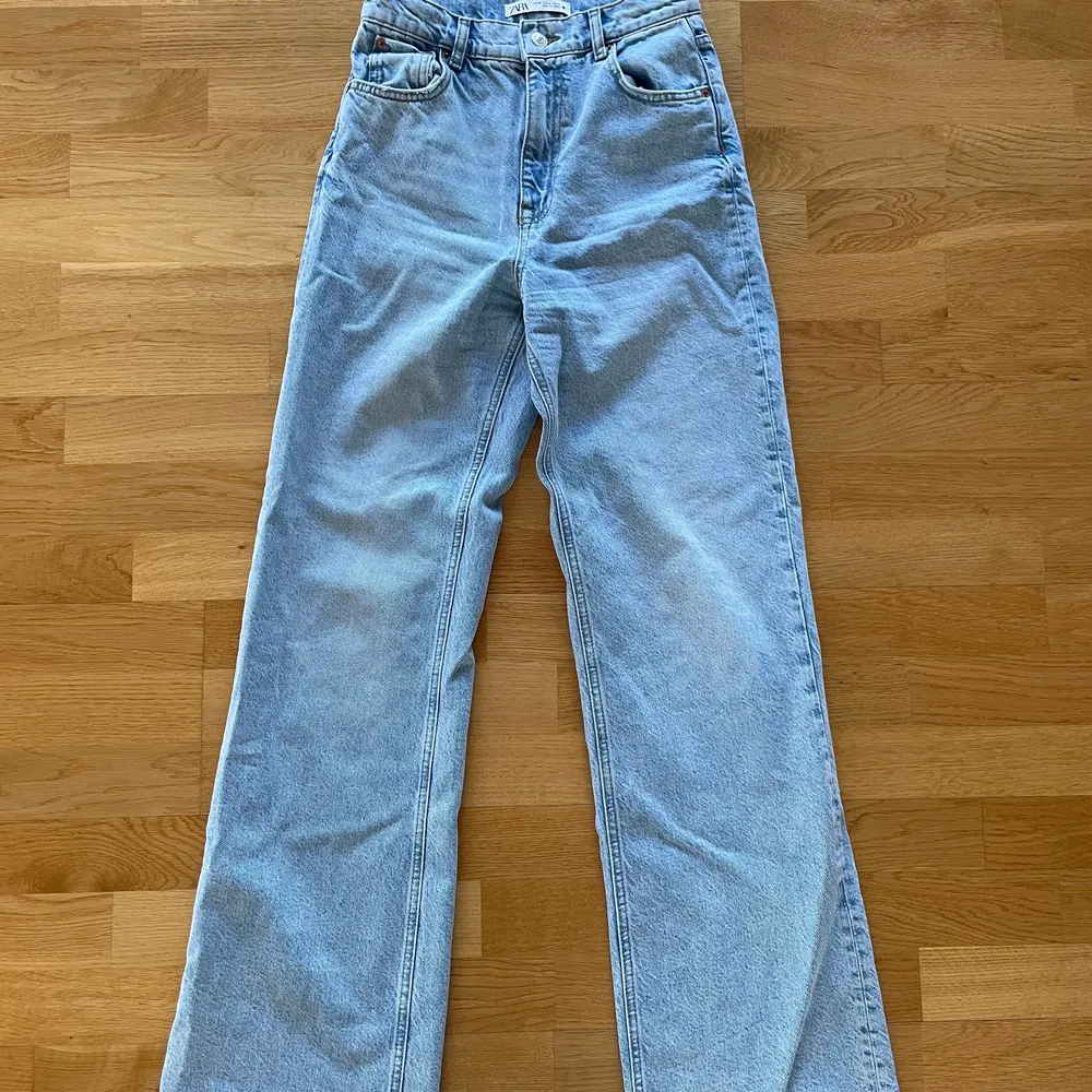 90s flare, full length jeans i storlek 36💞 köpta från zara och använda endast en gång. perfekt ljus tvätt och avklippt detalj längst ner. skriv för mer detaljer/frågor!. Jeans & Byxor.