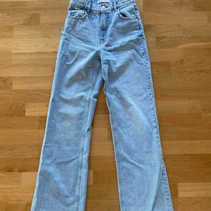 90s flare, full length jeans i storlek 36💞 köpta från zara och använda endast en gång. perfekt ljus tvätt och avklippt detalj längst ner. skriv för mer detaljer/frågor!