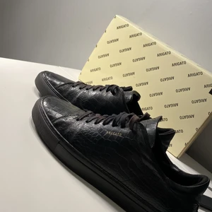 Axel Arigato clean 90 croc Black - Här är ett par Axel Arigato skor i storlek 43, dessa läder skor har används mycket men ser fortfarande fräscha ut! De har skön passform och är allmänt komfortabla. Ett par skor jag absolut tipsar att ha på våren/sommaren! 