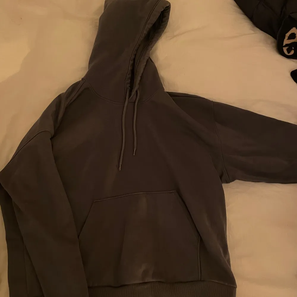 Säljer denna gråa hoodie från weekday, kan mötas upp i Stockholm / köparen står för frakt 💗. Hoodies.