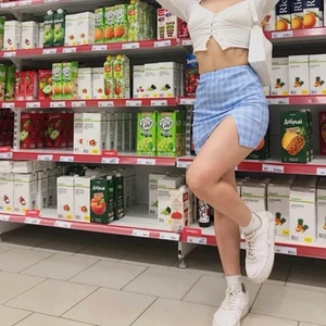 Blå rutig kjol, storlek XS - Från shein väldigt bra material, hade den några få gånger i sommars annars är den helt ny, inga fläckar. Den är väldigt fin skick