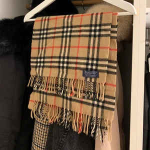 Burberry Scarf - Säljer denna sjukt snygga Vintage Burberry scarfen, den är köpt på en vintage butik så har inget kvitto men det finns serie nummer osv ✨