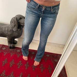 Säljer nu dessa sjukt snygga Low waisted Hugo Boss bootcut jeans! Sitter sjukt snyggt och de är en väldigt sommrig och ljus tvätt på dom!  Köpta på Hugo Boss i Stockholm nypris 1800kr! Vid många intresserade blir det budgivning🖤 frakt ingår ej🖤