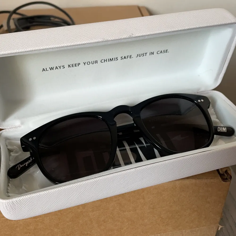 Svarta Chimi solglasögon ”01 black”. Använda en gång. Orginalpris: 1200 kr. Säljer då de tyvärr inte kommer till användning💕. Accessoarer.