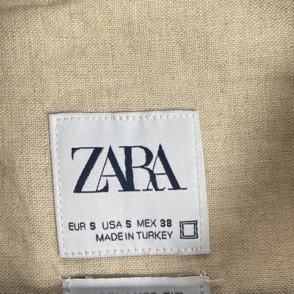 En linne piké från zara som aldrig är använd. Den är i storlek S men den är rätt stor i storlek och passar M. Köpare står för frakten 66kr 📦. T-shirts.