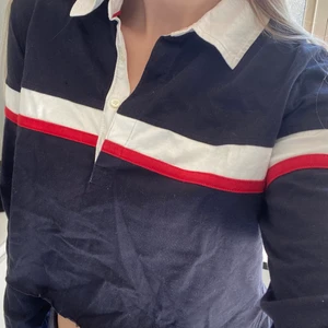 Tommy Hilfiger - Sweater - Croppad, fin sweatshirt från Tommy Hilfiger i deras signaturfärger. Säljer då den inte längre kommer till användning. Herrstorlek L men passar även XS, S och M i damstorlek. 
