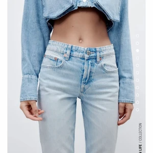 Mid rise zara jeans - Säljer mina fina mid rise zara jeans då jag köpte för liten storlek och det är för sent att returnera. Jätte fin färg till sommaren, passar perfekt till folk som har 34 och 36 på jeans.(Xs-S) jag är 1,73 cm lång och de passar mig perfekt 🥰🥰🥰