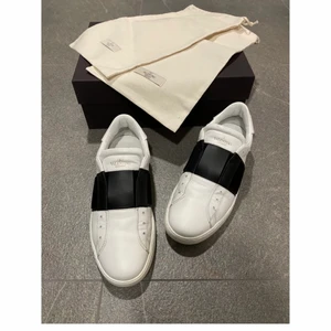 Valentino Open laceless  - Valentino open laceless väldigt bra skick låda och Dustbag kommer med. Färg:svart/ Beställningsvara tar 1 vecka att få hem📦 kontakta för fler frågor