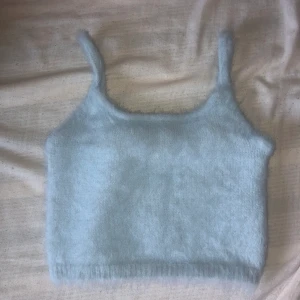 Blå topp  - Använd bara 1 gång, skönt o ta på sig på en sommarkväll promenad.