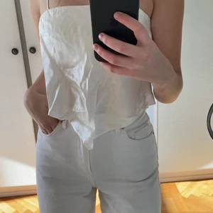 Vit silkestopp från Zara - Säljer denna populära topp från Zara. Enbart använd en gång. Perfekt till fest, frakt tillkommer 🥰❤️