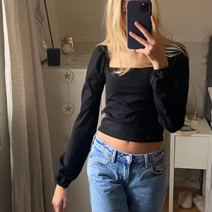 Svart topp - Jag säljer denna tröja med en snygg urringning från nakd i storlek xs. Den passar både till vardags och till fest. Superskönt material. Säljs för 70kr+frakt. Hör av dig vid intresse🖤nyskick 
