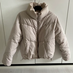 Jacka från H&M - Fin jacka från H&M. Fint skick. 140kr inkl frakt (66kr). 