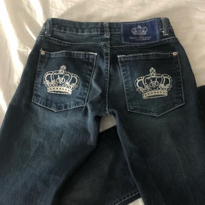 Victoria Beckham Jeans - Intressekoll på mina VB jeans då de är u apsålut nyskick och sparsamt andvända. De är i storlek 27 och är långa i benen med en mid Rise midja som passar mig perfekt som är ca 170💗💗 Hör gärna av er vid frågor!