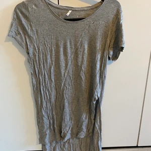 Fin mjuk tröja  - Fin tröja i mjukt stretchigt material. Smyckning pga legat nerpackat men i fint skick. Längre bak. Köparen står för frakt.