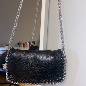 Väska  - Säljer min väska från Tiamo som är köpt för 450kr. Den är i bra skick. BUDA 💞