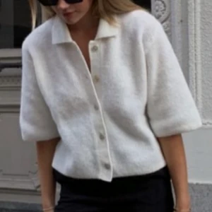 & other stories stickad tröja  - Säljer denna fina stickade kofta/tröja från &other stories, då den inte kommer till användning! Storlek M passar en S-M. Skickar med PostNord eller möts upp ❣️ Första bilden är lånad av Lovisa Barkman