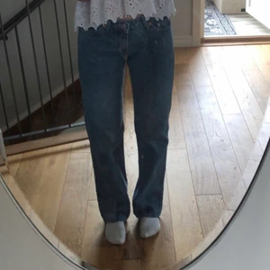 Weeakday  - Arow jeans från weeakday, köpt för 500 kr💗 säljer då dom inte har använts så mycket, är 163 och sitter bra i längden på mig, inget fel på byxorna! Kan mötas upp i Stockholm 