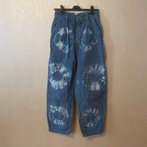 Klar blåa jeans med vita detaljer från Urban outfitters, GBD⚡️ Ordenarierpis 800kr säljer för 100kr