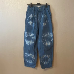 ☄️☄️☄️ - Klar blåa jeans med vita detaljer från Urban outfitters, GBD⚡️ Ordenarierpis 800kr säljer för 100kr