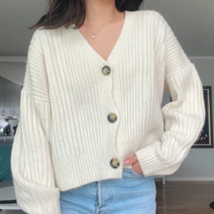 Kofta - Fin beige kofta från Chiquelle. Sparsamt använd, så fint skick. Storlek one size (jag har stl XS). Skicka meddelande för fler bilder eller frågor 🌸