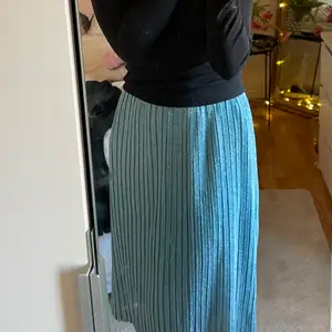 Medellång kjol, köpt från Zalando, storlek M, använd 1 gång. 
