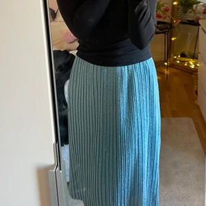 Glittrig kjol från Y.A.S - Medellång kjol, köpt från Zalando, storlek M, använd 1 gång. 