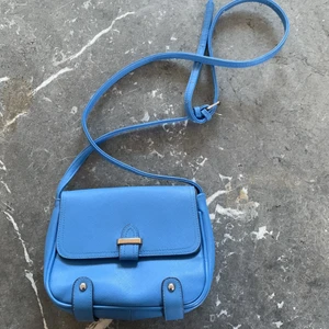 Axelväska - Jag säljer den här väskan, hör av dig om du är intresserad! 