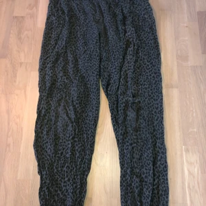 Salat tropez - mjukisbyxor - Ett par gråa mjukisbyxor i leopard mönster. Strl L 