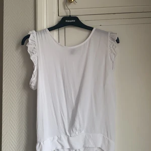 Linne - Väldigt gulligt linne, med söta armar. Öppning i ryggen som man knyter ner till. Lite genomskinligt material. Köparen står för frakten, spårbart. 